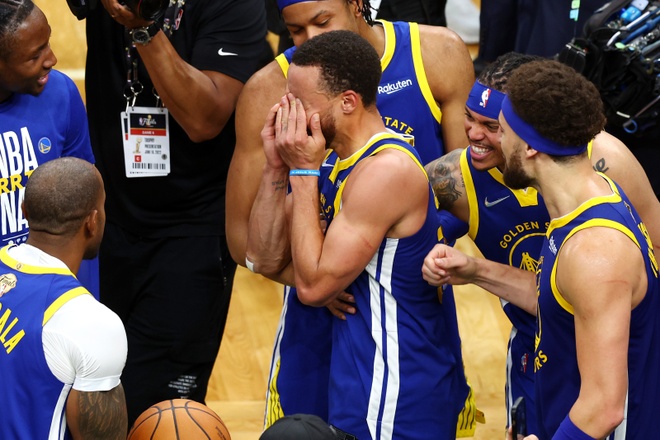 Stephen Curry khóc trong ngày đi vào lịch sử NBA - Bóng rổ