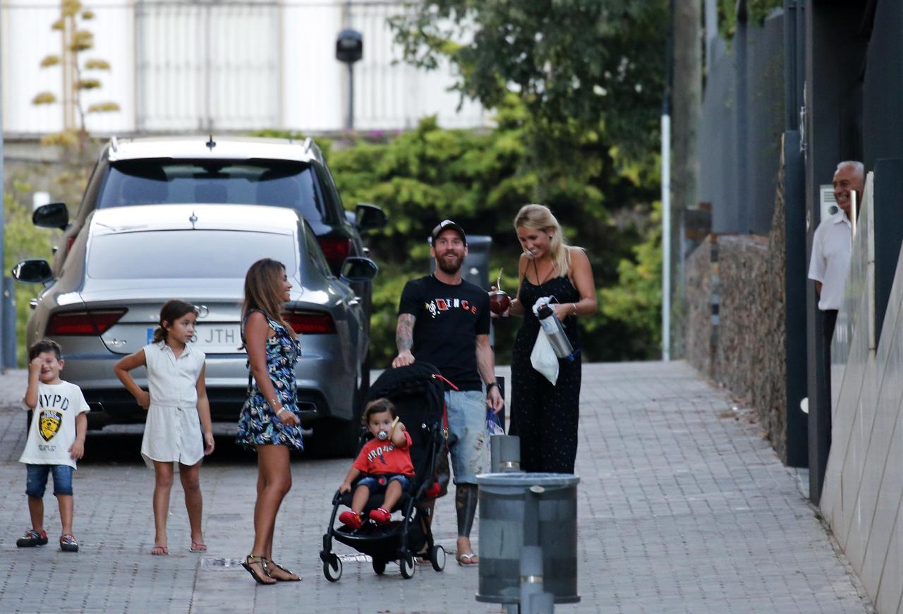  Lionel Messi, with his family, is rumoured to be attracting the attentions of Manchester City